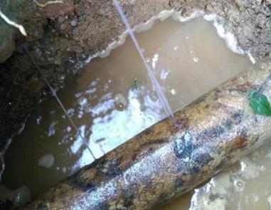 东西湖楼顶渗水维修公司分享下地暖漏水的原因及检测方法。